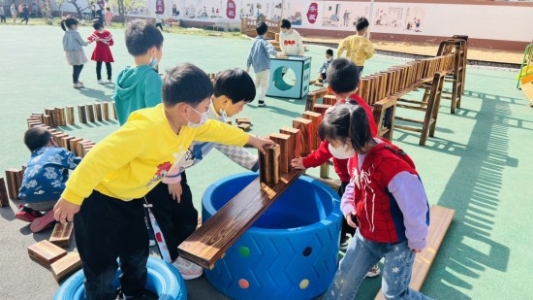 淄博淄川区柳泉幼儿园开展户外自主游戏活动