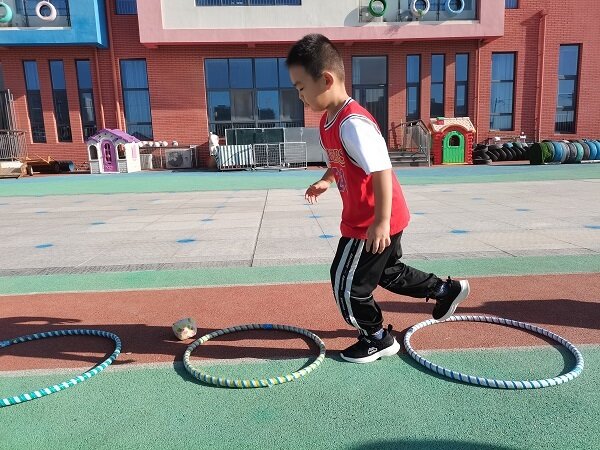 东营市东营区史口镇中心幼儿园分园开展户外游戏“趣玩呼啦圈”
